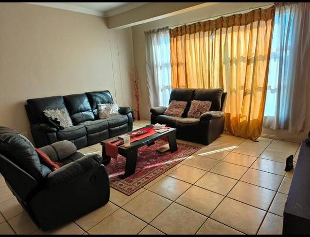 2 BEDROOM APARTMENT FOR SALE IN SILVERTON